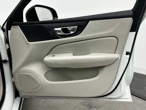 Used 2023 Volvo S60 T8 Plus image 34