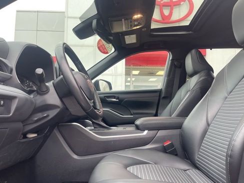 Used 2023 Toyota Highlander XSE image 11