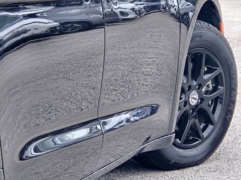Used 2023 Chrysler Pacifica Touring-L FWD image 18