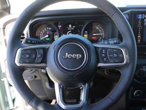 Used 2024 Jeep Wrangler Unlimited Sahara w/ Technology Group AWD/4WD image 28