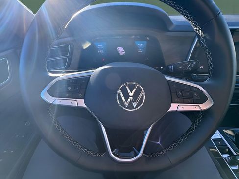 Used 2025 Volkswagen Atlas SE image 20