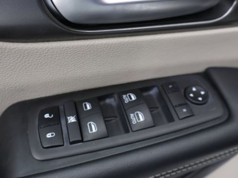 Used 2024 Chrysler Pacifica Touring-L image 43