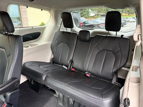 Used 2020 Chrysler Pacifica Touring-L w/ Tire & Wheel Group image 13