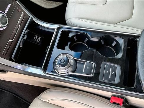 Used 2020 Ford Edge Titanium FWD image 17