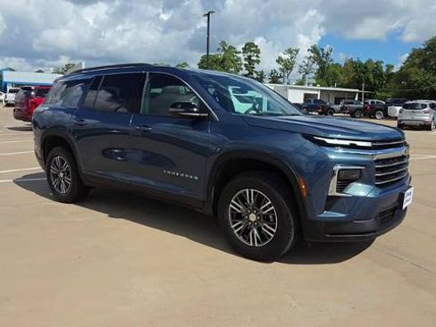 Certified 2026 Chevrolet Traverse LT FWD image 2