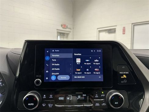 Used 2023 Toyota Highlander LE image 33