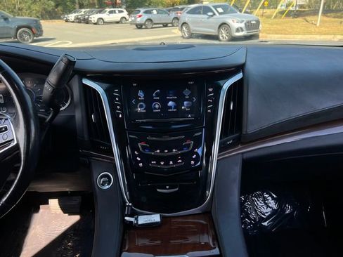 Used 2019 Cadillac Escalade ESV image 16