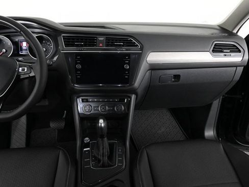 Used 2021 Volkswagen Tiguan SE w/ Panoramic Sunroof Package image 17