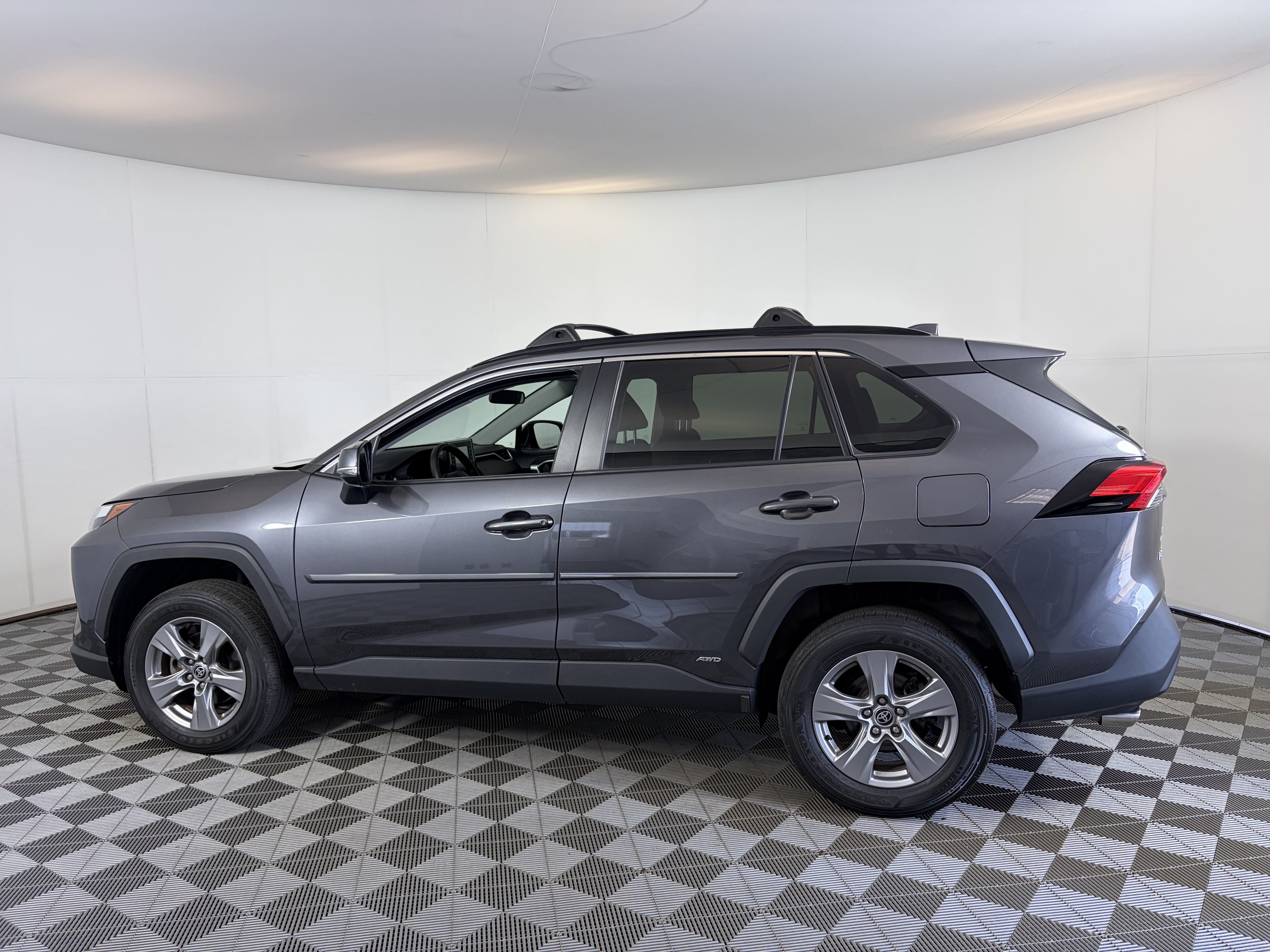 Used 2022 Toyota RAV4 XLE w/ Convenience Package AWD/4WD image 5