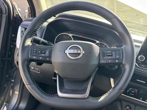 Used 2025 Nissan Rogue SV image 30