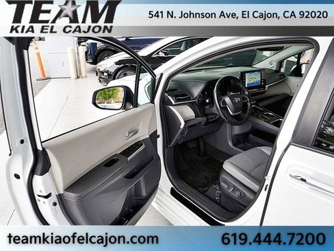 Used 2022 Toyota Sienna XLE w/ XLE Plus Package FWD image 38