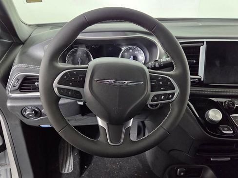 New 2026 Chrysler Pacifica Select image 16