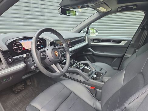 Certified 2024 Porsche Cayenne AWD/4WD image 4