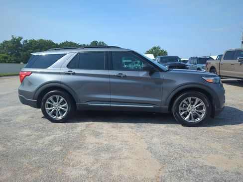 Certified 2022 Ford Explorer XLT w/ Equipment Group 202A RWD image 1