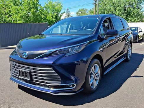 Certified 2024 Toyota Sienna XLE w/ XLE Plus Package AWD/4WD image 3