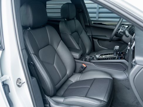 Certified 2026 Porsche Macan image 32