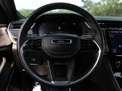 Used 2022 Jeep Grand Cherokee Overland AWD/4WD image 16