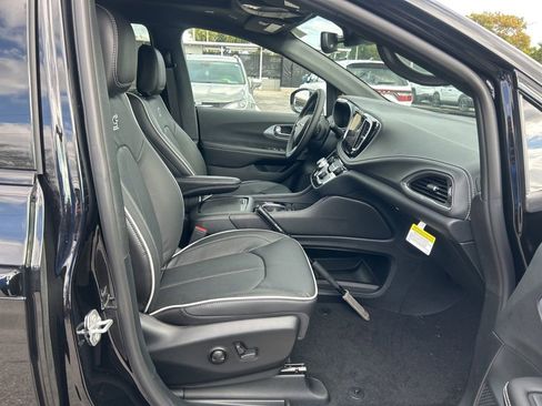 New 2026 Chrysler Pacifica Limited w/ S Appearance Package image 23