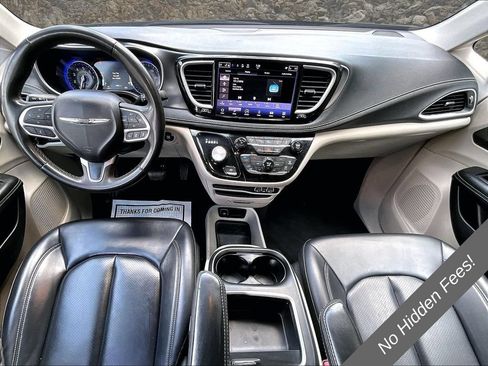 Used 2023 Chrysler Pacifica Touring-L FWD image 13