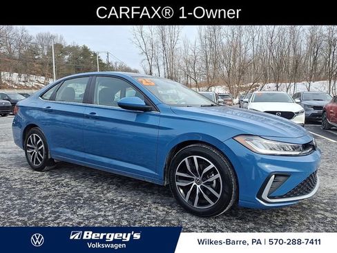 Certified 2025 Volkswagen Jetta SE image 3