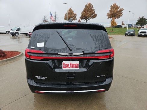 New 2026 Chrysler Pacifica Limited image 5
