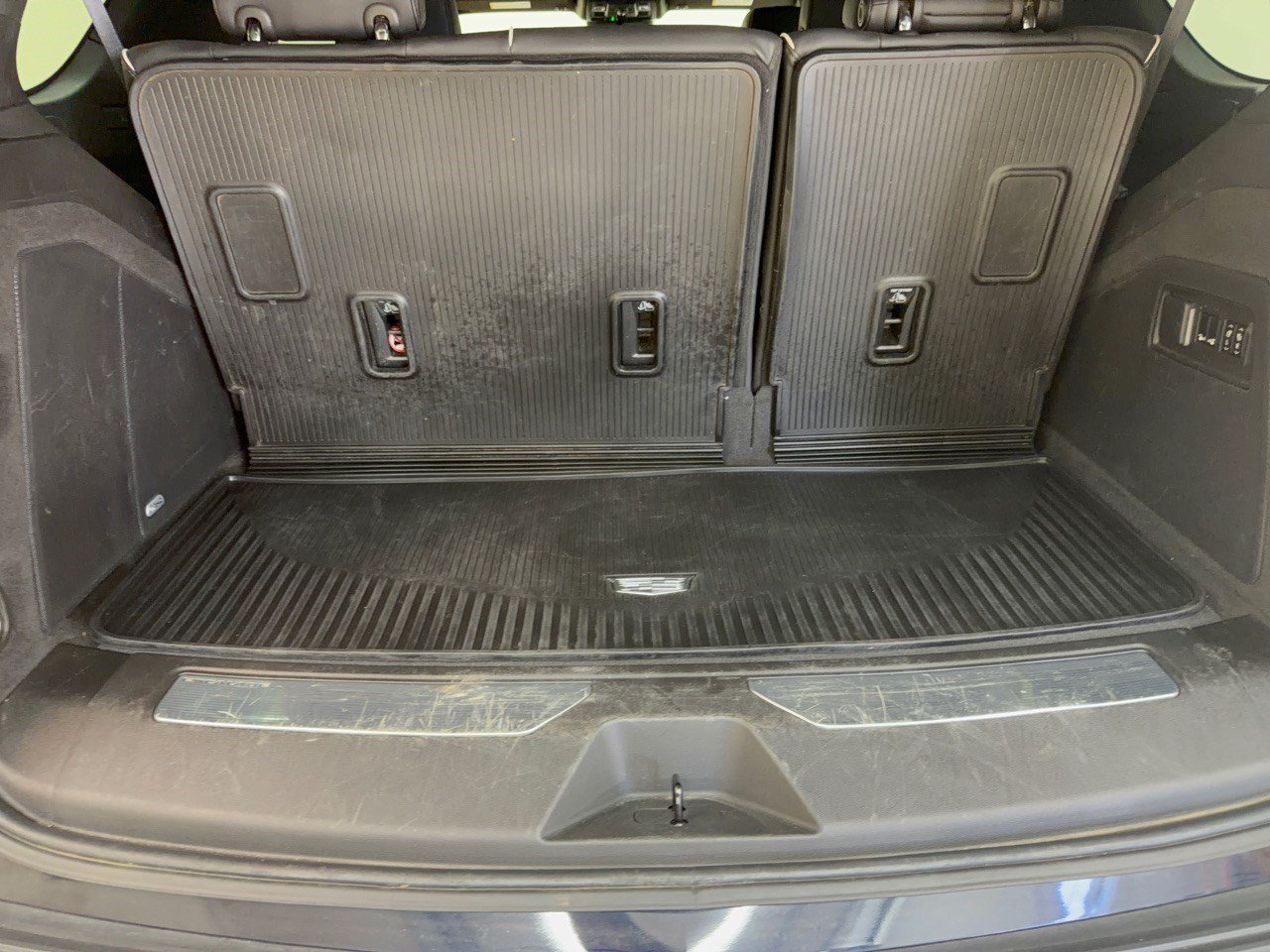 Used 2023 Cadillac Escalade Premium Luxury AWD/4WD image 28