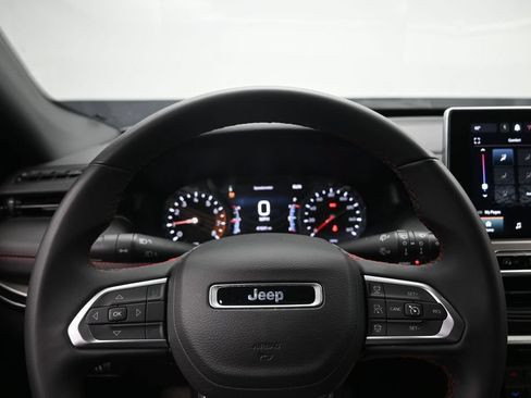 Used 2025 Jeep Compass Trailhawk w/ Trailer Tow Group AWD/4WD image 13