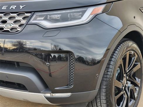 Used 2025 Land Rover Discovery S image 8