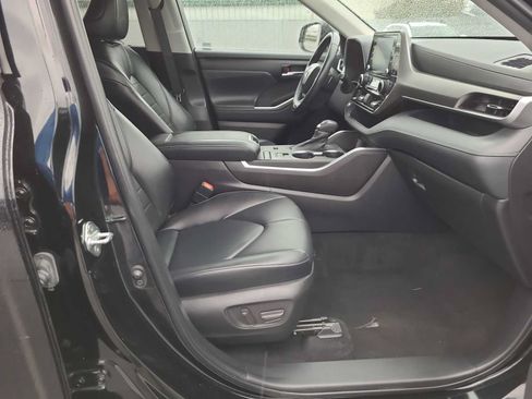 Used 2022 Toyota Highlander XLE FWD image 22