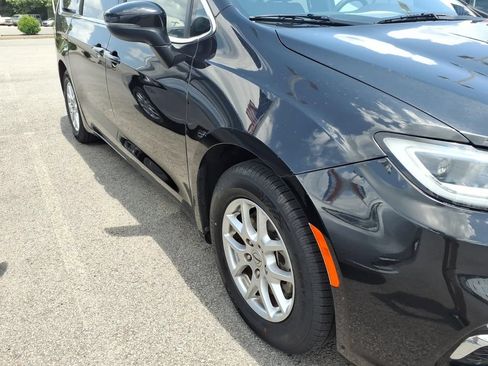 Used 2023 Chrysler Pacifica Touring FWD image 17