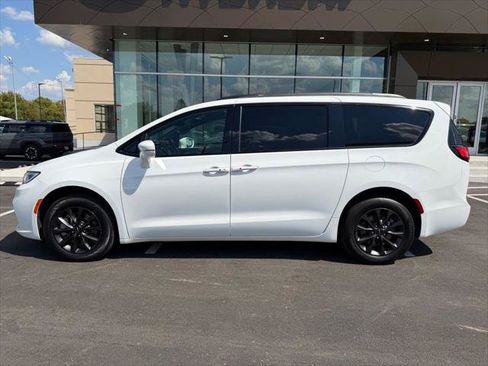Used 2021 Chrysler Pacifica Touring-L w/ S Appearance Package AWD/4WD image 9