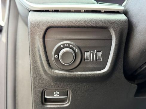 Used 2023 Jeep Grand Cherokee Altitude AWD/4WD image 20
