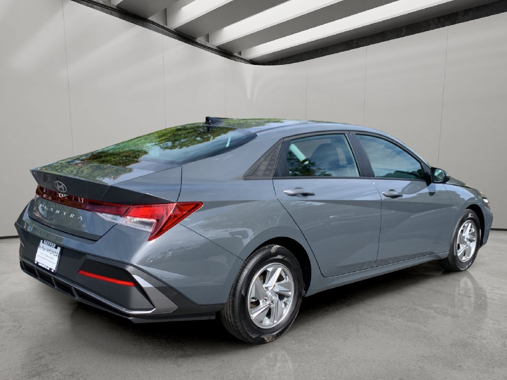Used 2026 Hyundai Elantra SE FWD image 5