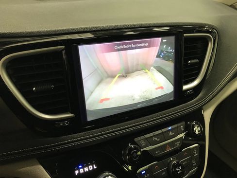 Used 2022 Chrysler Pacifica Touring-L AWD/4WD image 21