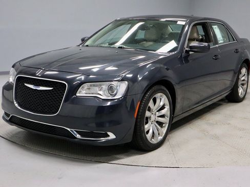 Used 2018 Chrysler 300 Touring L image 7