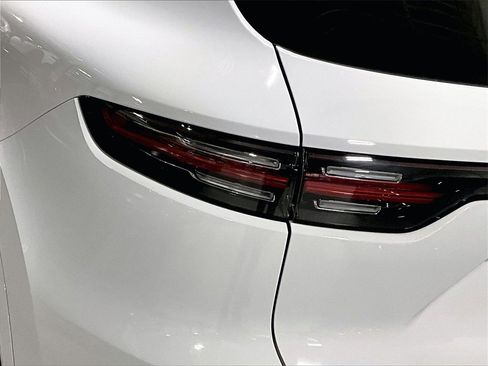 Certified 2023 Porsche Cayenne Platinum Edition image 7