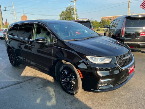 Used 2025 Chrysler Pacifica Select FWD image 3