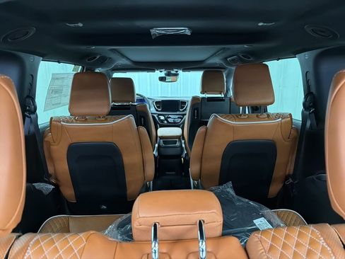 New 2026 Chrysler Pacifica Pinnacle image 9