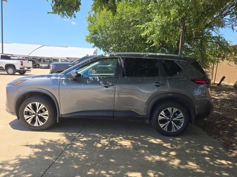 Used 2022 Nissan Rogue SV w/ SV Premium Package FWD image 2