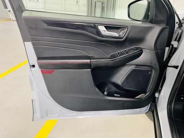 Used 2025 Ford Escape ST-Line Select AWD/4WD image 26