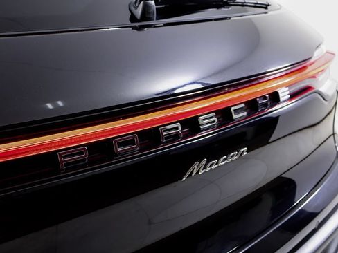 Certified 2023 Porsche Macan AWD/4WD image 13