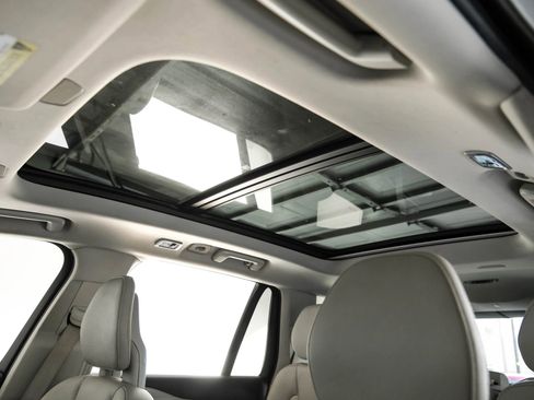 Used 2017 Volvo XC90 T6 Momentum w/ Vision Package image 4