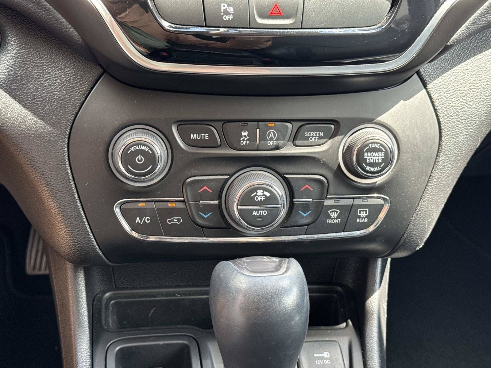 Used 2020 Jeep Cherokee Limited FWD image 24