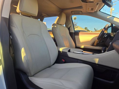 Used 2020 Lexus RX 350L Premium w/ Premium Package image 15