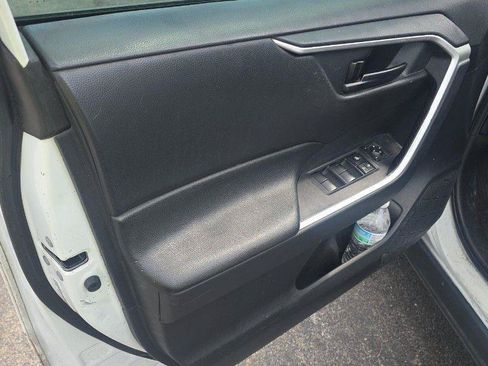 Used 2019 Toyota RAV4 LE FWD image 8