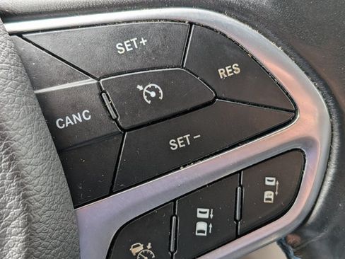 Used 2021 Chrysler Pacifica Touring-L w/ Uconnect Theater Family Group FWD image 10
