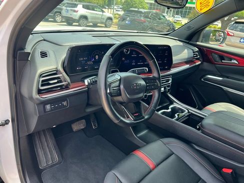 Used 2024 Chevrolet Traverse RS AWD/4WD image 17