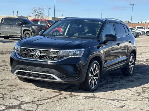 Used 2022 Volkswagen Taos SE w/ Panoramic Sunroof Package image 7