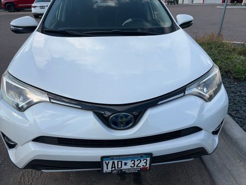 Used 2018 Toyota RAV4 XLE AWD/4WD image 2