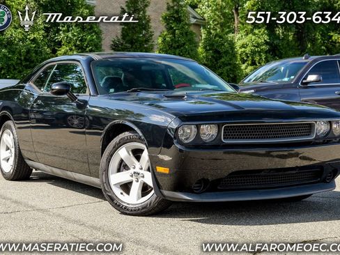 Used 2013 Dodge Challenger SXT RWD image 1